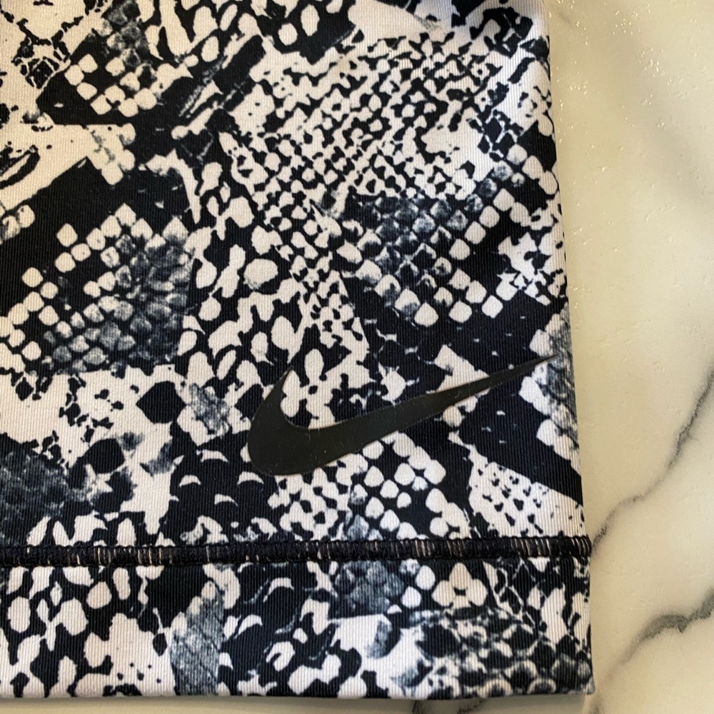 Nike pro Heights snake print vixen women Capri size small workout pants - Picture 10 of 10